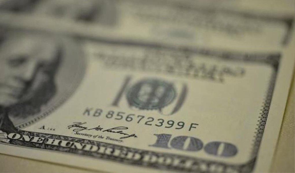 A alta acumulada no ano chegou a 17,64%; somente no mês de março, o dólar valorizou 9,52%; de acordo com analistas econômicos, a divulgação de dados que mostram a recuperação da economia dos Estados Unidos, como o maior consumo de bens duráveis (automóveis e eletrodomésticos), acentuou a valorização do dólar em relação ao real, ao reforçar as perspectivas de que o Federal Reserve (Fed, o Banco Central norte-americano) aumente os juros da maior economia do planeta (Foto: Leonardo Attuch) A alta acumulada no ano chegou a 17,64%; somente no mês de março, o dólar valorizou 9,52%; de acordo com analistas econômicos, a divulgação de dados que mostram a recuperação da economia dos Estados Unidos, como o maior consumo de bens duráveis (automóveis e eletrodomésticos), acentuou a valorização do dólar em relação ao real, ao reforçar as perspectivas de que o Federal Reserve (Fed, o Banco Central norte-americano) aumente os juros da maior economia do planeta