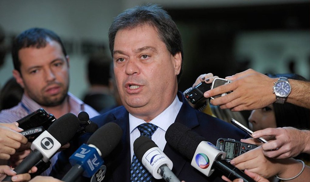 "O veto é quase certo. Podemos até tentar reverter essa tendência, mas o Ministério da Fazenda vai orientar em sentido contrário, já que o momento é muito difícil", disse o senador Gim Argello (PTB-DF) (Foto: Leonardo Attuch) "O veto é quase certo. Podemos até tentar reverter essa tendência, mas o Ministério da Fazenda vai orientar em sentido contrário, já que o momento é muito difícil", disse o senador Gim Argello (PTB-DF)