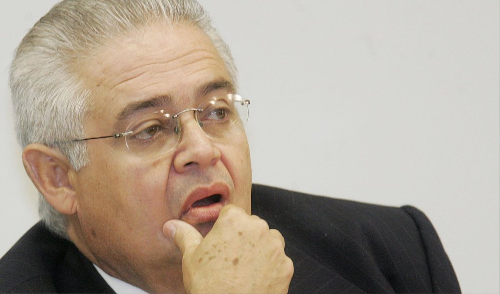 Afirmação é do advogado Clóvis Corrêa Filho, que representa o ex-deputado Pedro Côrrea (PP-PE), preso nesta sexta (10) na nova etapa da operação Lava Jato; o defensor aconselhou o ex-parlamentar a fazer delação premiada; "A minha sugestão é que ele faça delação premiada. Ele tem 67 anos de idade, é diabético, tem pressão alta. O caminho que ele tem é o de colaborar com a Justiça", afirmou o advogado (Foto: Valter Lima) Afirmação é do advogado Clóvis Corrêa Filho, que representa o ex-deputado Pedro Côrrea (PP-PE), preso nesta sexta (10) na nova etapa da operação Lava Jato; o defensor aconselhou o ex-parlamentar a fazer delação premiada; "A minha sugestão é que ele faça delação premiada. Ele tem 67 anos de idade, é diabético, tem pressão alta. O caminho que ele tem é o de colaborar com a Justiça", afirmou o advogado
