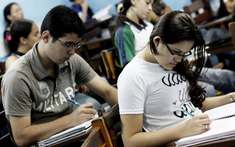 Justiça Federal em Pernambuco determinou que a União reabra, em até 72 horas, as inscrições por meio eletrônico para a adesão de estudantes ao Fundo de Financiamento Estudantil (Fies), por um prazo de 30 dias; juiz federal Roberto Wanderley Nogueira também determinou que sete instituições de ensino superior realizem o aditamento de contratos do Fies utilizando o índice de reajuste de 6,41% estabelecido pelo Governo Federal; em caso de descumprimento da decisão, a União, FNDE e as instituições de ensino terão que pagar uma multa diária de R$ 10 mil (Foto: Paulo Emílio) Justiça Federal em Pernambuco determinou que a União reabra, em até 72 horas, as inscrições por meio eletrônico para a adesão de estudantes ao Fundo de Financiamento Estudantil (Fies), por um prazo de 30 dias; juiz federal Roberto Wanderley Nogueira também determinou que sete instituições de ensino superior realizem o aditamento de contratos do Fies utilizando o índice de reajuste de 6,41% estabelecido pelo Governo Federal; em caso de descumprimento da decisão, a União, FNDE e as instituições de ensino terão que pagar uma multa diária de R$ 10 mil