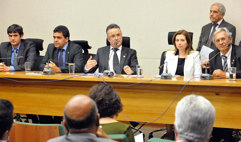 Distritais querem apurar como as gravações sobre um encontro entre o governador Rodrigo Rollemberg e parlamentares foram parar nas redes sociais; a iniciativa foi de Bispo Renato (PR); conforme os áudios, deputados cobravam do gestor cargos na administração; GDF se dispôs a investigar o caso; citada nas gravações, a presidente da Câmara Legislativa (CLDF), Celina Leão (PDT), jogou a suspeita de vazamento das gravações sobre o ex-chefe da Casa Civil Hélio Doyle, que, na coletiva de anúncio da saída, afirmou que faltava ética à pedetista, além de citar interesses "não republicanos" de representantes do Legislativo (Foto: Leonardo Lucena) Distritais querem apurar como as gravações sobre um encontro entre o governador Rodrigo Rollemberg e parlamentares foram parar nas redes sociais; a iniciativa foi de Bispo Renato (PR); conforme os áudios, deputados cobravam do gestor cargos na administração; GDF se dispôs a investigar o caso; citada nas gravações, a presidente da Câmara Legislativa (CLDF), Celina Leão (PDT), jogou a suspeita de vazamento das gravações sobre o ex-chefe da Casa Civil Hélio Doyle, que, na coletiva de anúncio da saída, afirmou que faltava ética à pedetista, além de citar interesses "não republicanos" de representantes do Legislativo