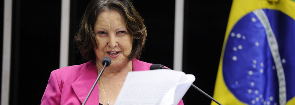 A senadora Maria do Carmo Alves (DEM) foi indicada como membro titular para integrar a Comissão Parlamentar de Inquérito (CPI), criada para investigar o assassinato de jovens no Brasil, cujos números são assustadores: uma média de 82 mortes por dia, conforme dados do Mapa da Violência; “Para mim será um grande desafio, um trabalho honroso e, tenho certeza, que terá grande repercussão social. Esperamos, sinceramente, que possamos dar uma resposta à sociedade sobre esse exagerado número de assassinatos contra jovens e que, principalmente, possamos identificar o perfil dessas vítimas e dos seus assassinos, de modo a se buscar, junto aos poderes constituídos, mecanismos que combatam essa infeliz prática”, disse (Foto: Valter Lima) A senadora Maria do Carmo Alves (DEM) foi indicada como membro titular para integrar a Comissão Parlamentar de Inquérito (CPI), criada para investigar o assassinato de jovens no Brasil, cujos números são assustadores: uma média de 82 mortes por dia, conforme dados do Mapa da Violência; “Para mim será um grande desafio, um trabalho honroso e, tenho certeza, que terá grande repercussão social. Esperamos, sinceramente, que possamos dar uma resposta à sociedade sobre esse exagerado número de assassinatos contra jovens e que, principalmente, possamos identificar o perfil dessas vítimas e dos seus assassinos, de modo a se buscar, junto aos poderes constituídos, mecanismos que combatam essa infeliz prática”, disse