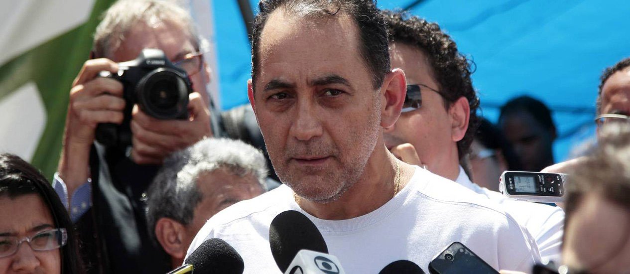 “O PT será sempre condenado, por ter cachorro e por não ter cachorro. No caso do mensalão, o PT foi condenado por ter feito caixa 2. Agora, no caso da Petrobras, tentam condená-lo por fazer caixa 1’, disse o ex-presidente da Câmara João Paulo Cunha; condenado a 6 anos e 4 meses de prisão na AP 470, ele cumpre pena em regime aberto desde fevereiro; segundo ele, o partido precisa se renovar, estabelecer uma nova base doutrinária (Foto: Roberta Namour) “O PT será sempre condenado, por ter cachorro e por não ter cachorro. No caso do mensalão, o PT foi condenado por ter feito caixa 2. Agora, no caso da Petrobras, tentam condená-lo por fazer caixa 1’, disse o ex-presidente da Câmara João Paulo Cunha; condenado a 6 anos e 4 meses de prisão na AP 470, ele cumpre pena em regime aberto desde fevereiro; segundo ele, o partido precisa se renovar, estabelecer uma nova base doutrinária