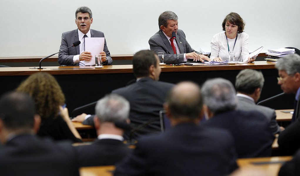 Em sessão bastante tumultuada, a Comissão Mista do Orçamento (CMO) aprovou na noite de terça-feira o projeto que amplia os descontos para o cálculo da meta fiscal, segundo a Agência Câmara; mais cedo, antes da turbulenta votação na CMO, o relator da proposta, senador Romero Jucá (PMDB-RR), havia alterado o texto original substituindo "meta de resultado", em lugar de "meta de superávit". Jucá manteve praticamente inalterado o texto inicial editado pelo Executivo e rejeitou todas as 80 emendas apresentados por deputados e senadores ao projeto (Foto: Leonardo Attuch) Em sessão bastante tumultuada, a Comissão Mista do Orçamento (CMO) aprovou na noite de terça-feira o projeto que amplia os descontos para o cálculo da meta fiscal, segundo a Agência Câmara; mais cedo, antes da turbulenta votação na CMO, o relator da proposta, senador Romero Jucá (PMDB-RR), havia alterado o texto original substituindo "meta de resultado", em lugar de "meta de superávit". Jucá manteve praticamente inalterado o texto inicial editado pelo Executivo e rejeitou todas as 80 emendas apresentados por deputados e senadores ao projeto