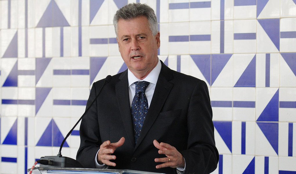 Polícia Civil investiga o vazamento de áudios de uma reunião entre o governador Rodrigo Rollemberg, secretários e parlamentares no dia 14 de maio; é que informa o governo do Distrito Federal; na gravação, deputados distritais cobravam do governador cargos na administração; em nota, o GDF diz condenar "veementemente o vazamento” e informou que os áudios foram editados e tirados de contexto
(Foto: Leonardo Lucena) Polícia Civil investiga o vazamento de áudios de uma reunião entre o governador Rodrigo Rollemberg, secretários e parlamentares no dia 14 de maio; é que informa o governo do Distrito Federal; na gravação, deputados distritais cobravam do governador cargos na administração; em nota, o GDF diz condenar "veementemente o vazamento” e informou que os áudios foram editados e tirados de contexto