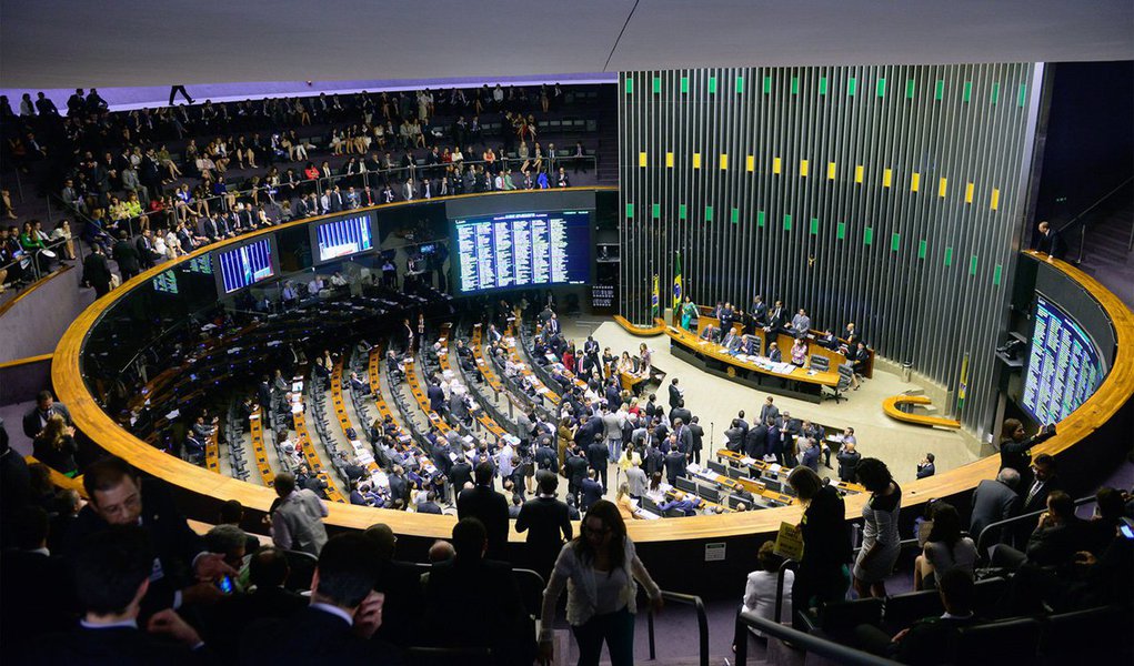 Há resistência à aprovação do projeto do FGTS por parte do governo e de vários setores, porque isso poderá aumentar a taxa de financiamento de imóveis nos programas habitacionais de baixa renda; em sessão extraordinária, na noite de terça-feira, o plenário da Câmara também deverá votar o segundo turno da PEC que reduz a maioridade penal (Foto: Roberta Namour) Há resistência à aprovação do projeto do FGTS por parte do governo e de vários setores, porque isso poderá aumentar a taxa de financiamento de imóveis nos programas habitacionais de baixa renda; em sessão extraordinária, na noite de terça-feira, o plenário da Câmara também deverá votar o segundo turno da PEC que reduz a maioridade penal