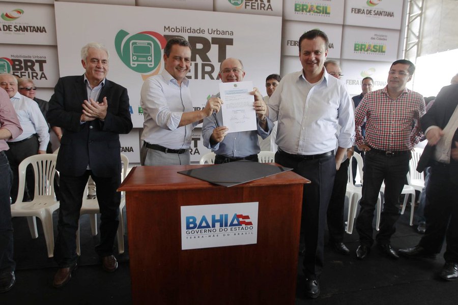 As obras de construção do BRT de Feira de Santana foram iniciadas nesta segunda-feira, após assinatura de ordem de serviço dada pelo governador Rui Costa; o sistema de transporte deve ser concluído em janeiro de 2017 e vai beneficiar 56 mil passageiros; para Rui, o BRT vai melhorar a qualidade de vida da população; "Considero muito positiva a implementação do BRT. Com ele, as pessoas vão perder menos tempo no trânsito e ter mais tempo para suas atividades. Sem contar que terão mais conforto e segurança com o novo modal" (Foto: Romulo Faro) As obras de construção do BRT de Feira de Santana foram iniciadas nesta segunda-feira, após assinatura de ordem de serviço dada pelo governador Rui Costa; o sistema de transporte deve ser concluído em janeiro de 2017 e vai beneficiar 56 mil passageiros; para Rui, o BRT vai melhorar a qualidade de vida da população; "Considero muito positiva a implementação do BRT. Com ele, as pessoas vão perder menos tempo no trânsito e ter mais tempo para suas atividades. Sem contar que terão mais conforto e segurança com o novo modal"