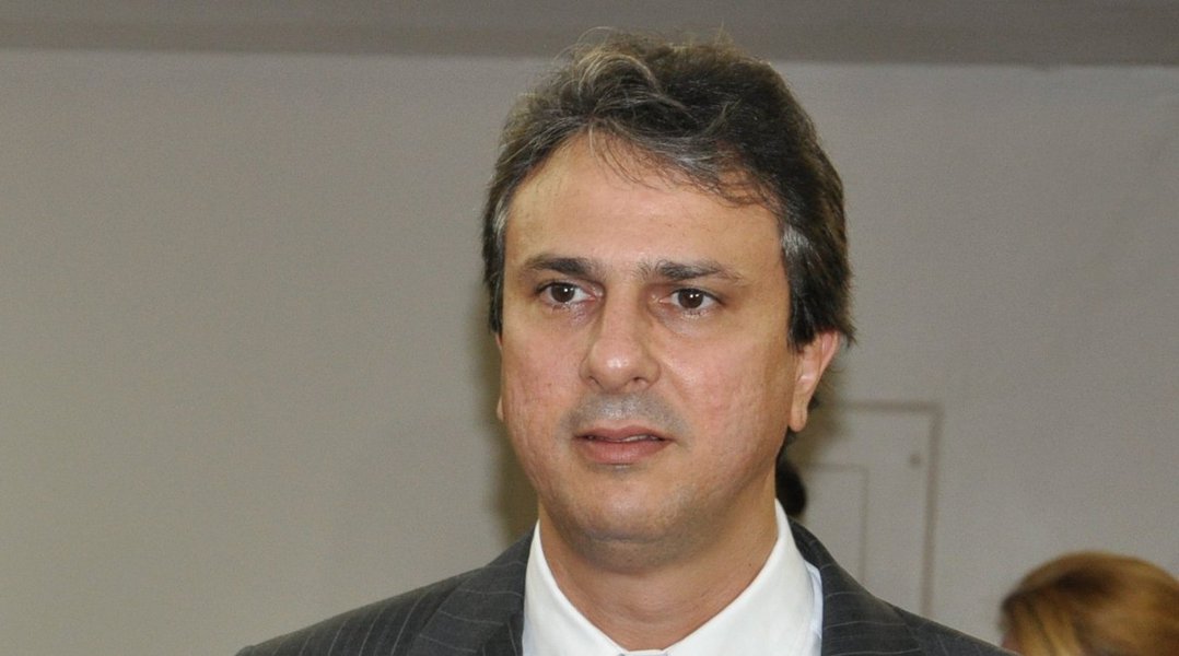 No encontro com o ministro Mangabeira Unger, Secretaria de Assuntos Estratégicos da Presidência da República, o governador Camilo Santana comprometeu-se em promover uma reunião com todos os governadores do Nordeste para debater o desenvolvimento regional (Foto: Fatima 247) No encontro com o ministro Mangabeira Unger, Secretaria de Assuntos Estratégicos da Presidência da República, o governador Camilo Santana comprometeu-se em promover uma reunião com todos os governadores do Nordeste para debater o desenvolvimento regional