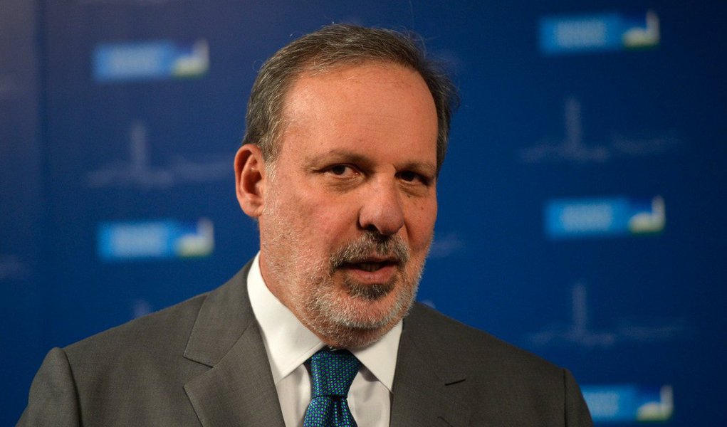 O ministro do Desenvolvimento, Indústria e Comércio Exterior, Armando Monteiro afirmou, nesta quinta (13), que a decisão do seu partido, o PTB, de deixar a base governista na Câmara dos Deputados trata-se de uma “insatisfação episódica, e não de rompimento definitivo"; “Pelo que sei, foi um desentendimento ou divergência ocasional, pontual. Tanto que, em nenhum momento, se colocou a perspectiva de rompimento. Houve uma manifestação do líder, que reflete um descontentamento episódico. Estarei sempre atuando para ajudar a construir um bom ambiente de diálogo da bancada com o Executivo”, disse (Foto: Valter Lima) O ministro do Desenvolvimento, Indústria e Comércio Exterior, Armando Monteiro afirmou, nesta quinta (13), que a decisão do seu partido, o PTB, de deixar a base governista na Câmara dos Deputados trata-se de uma “insatisfação episódica, e não de rompimento definitivo"; “Pelo que sei, foi um desentendimento ou divergência ocasional, pontual. Tanto que, em nenhum momento, se colocou a perspectiva de rompimento. Houve uma manifestação do líder, que reflete um descontentamento episódico. Estarei sempre atuando para ajudar a construir um bom ambiente de diálogo da bancada com o Executivo”, disse