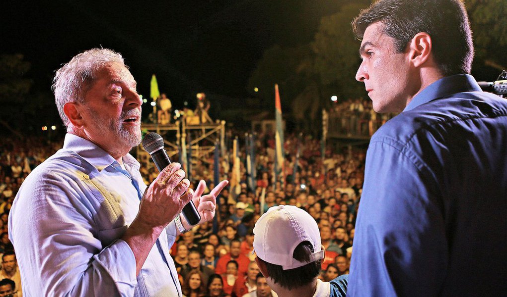 Ex-presidente questionou ontem, durante comício no Pará, a capacidade do candidato do PSDB, Aécio Neves, de governar o País, e lembrou episódio vivenciado pelo tucano em 2011; "Ontem (terça) eu assisti o debate e ouvi o Aécio dizendo que tem responsabilidade e competência pra governar o país. Como alguém que se recusa a fazer o teste do bafômetro, por estar dirigindo bêbado, pode governar o país?", perguntou Lula; petista comparou os anos de governo do PT com os do PSDB, lembrando que "só se governava para um terço da população" (Foto: Gisele Federicce) www.brasil247.com - Ex-presidente questionou ontem, durante comício no Pará, a capacidade do candidato do PSDB, Aécio Neves, de governar o País, e lembrou episódio vivenciado pelo tucano em 2011; "Ontem (terça) eu assisti o debate e ouvi o Aécio dizendo que tem responsabilidade e competência pra governar o país. Como alguém que se recusa a fazer o teste do bafômetro, por estar dirigindo bêbado, pode governar o país?", perguntou Lula; petista comparou os anos de governo do PT com os do PSDB, lembrando que "só se governava para um terço da população"