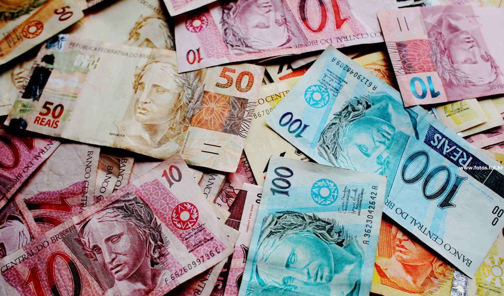 Resultado interrompe sequência de cinco meses de saldo negativo, beneficiado pelas maiores receitas com royalties de petróleo e menor rombo na Previdência Social; mesmo assim, a economia feita para pagamento de juros da dívida continua negativa no acumulado do ano, em R$ 11,577 bilhões (Foto: Gisele Federicce) Resultado interrompe sequência de cinco meses de saldo negativo, beneficiado pelas maiores receitas com royalties de petróleo e menor rombo na Previdência Social; mesmo assim, a economia feita para pagamento de juros da dívida continua negativa no acumulado do ano, em R$ 11,577 bilhões