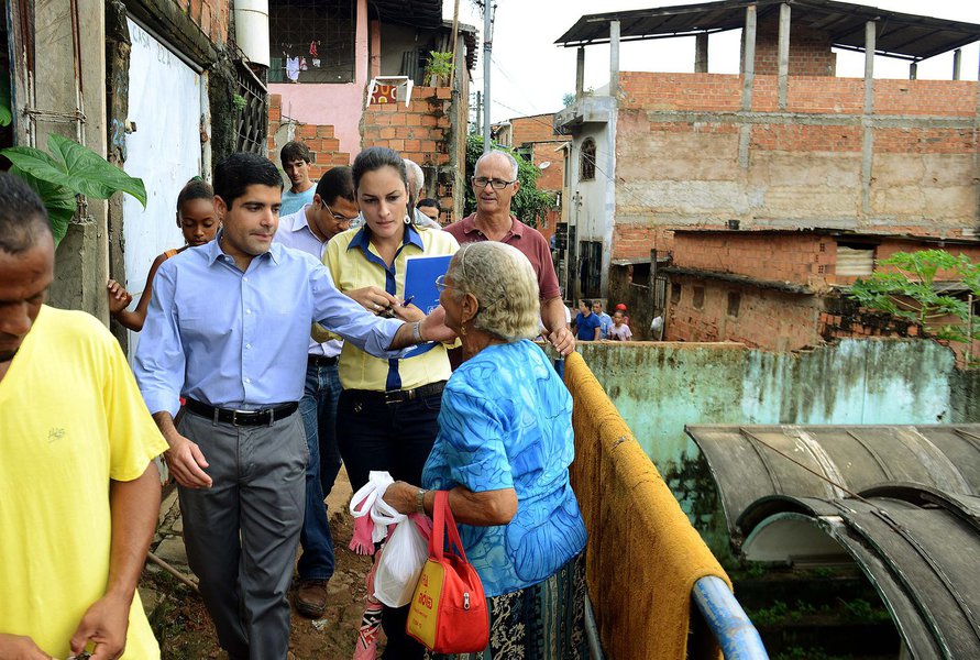 O prefeito ACM Neto esteve nesta sexta-feira no Marotinho, uma das comunidades mais afetadas pelas fortes chuvas que atingiram a cidade, para avaliar os impactos dos desastres e conversou com moradores para garantir intervenções; "A prefeitura está completamente mobilizada para prestar assistência total às famílias que foram vítimas dessa chuva histórica da cidade. Estamos chegando junto das comunidades oferecendo toda assistência, fazendo o levantamento das principais áreas de risco e tomando providências imediatas para que possamos oferecer a infraestrutura que os moradores precisam", disse o democrata (Foto: Romulo Faro) O prefeito ACM Neto esteve nesta sexta-feira no Marotinho, uma das comunidades mais afetadas pelas fortes chuvas que atingiram a cidade, para avaliar os impactos dos desastres e conversou com moradores para garantir intervenções; "A prefeitura está completamente mobilizada para prestar assistência total às famílias que foram vítimas dessa chuva histórica da cidade. Estamos chegando junto das comunidades oferecendo toda assistência, fazendo o levantamento das principais áreas de risco e tomando providências imediatas para que possamos oferecer a infraestrutura que os moradores precisam", disse o democrata