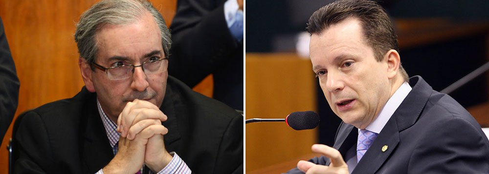 Texto aprovado em manobra do presidente da Câmara, Eduardo Cunha (PMDB), para reverter derrota do dia anterior sobre o financiamento privado de campanhas, abre margem para interpretação; emenda escrita pelo deputado Celso Russomano (PRB/SP) determina que: "É permitido aos candidatos receber doações de recursos financeiros ou de bens estimáveis em dinheiro de pessoas físicas"; como partidos são pessoas jurídicas, eles não poderiam repassar verba para candidatos (Foto: Roberta Namour) Texto aprovado em manobra do presidente da Câmara, Eduardo Cunha (PMDB), para reverter derrota do dia anterior sobre o financiamento privado de campanhas, abre margem para interpretação; emenda escrita pelo deputado Celso Russomano (PRB/SP) determina que: "É permitido aos candidatos receber doações de recursos financeiros ou de bens estimáveis em dinheiro de pessoas físicas"; como partidos são pessoas jurídicas, eles não poderiam repassar verba para candidatos