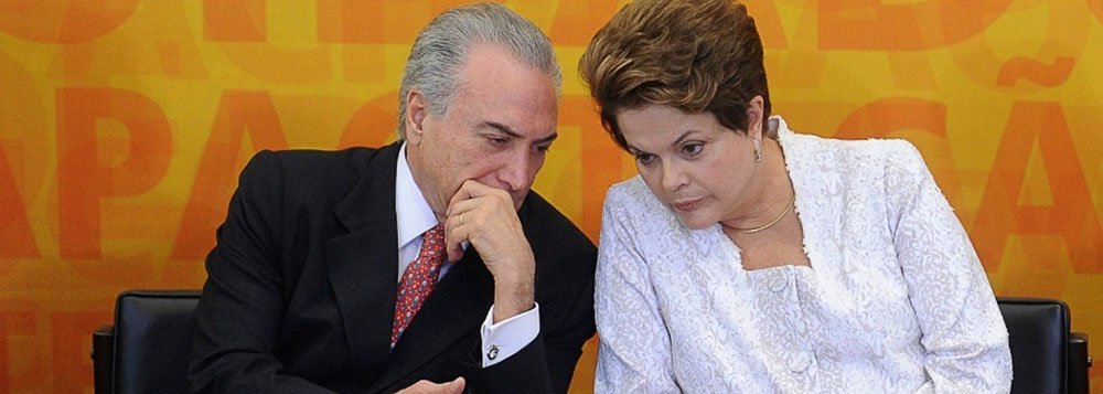 Partido estuda entregar segundo cargo de Michel Temer após a votação do projeto das desonerações, sob o argumento de "missão cumprida" diante da aprovação do pacote fiscal do ministro Joaquim Levy (Fazenda); no entanto, por trás da ação estaria o desejo se de desvincular da presidente Dilma Rousseff: além da rixa alimentada pelo presidente da Câmara, Eduardo Cunha (PMDB), integrantes da cúpula pemedebista citam a queda da aprovação do governo no Datafolha e até as críticas do ex-presidente Lula (Foto: Roberta Namour) Partido estuda entregar segundo cargo de Michel Temer após a votação do projeto das desonerações, sob o argumento de "missão cumprida" diante da aprovação do pacote fiscal do ministro Joaquim Levy (Fazenda); no entanto, por trás da ação estaria o desejo se de desvincular da presidente Dilma Rousseff: além da rixa alimentada pelo presidente da Câmara, Eduardo Cunha (PMDB), integrantes da cúpula pemedebista citam a queda da aprovação do governo no Datafolha e até as críticas do ex-presidente Lula