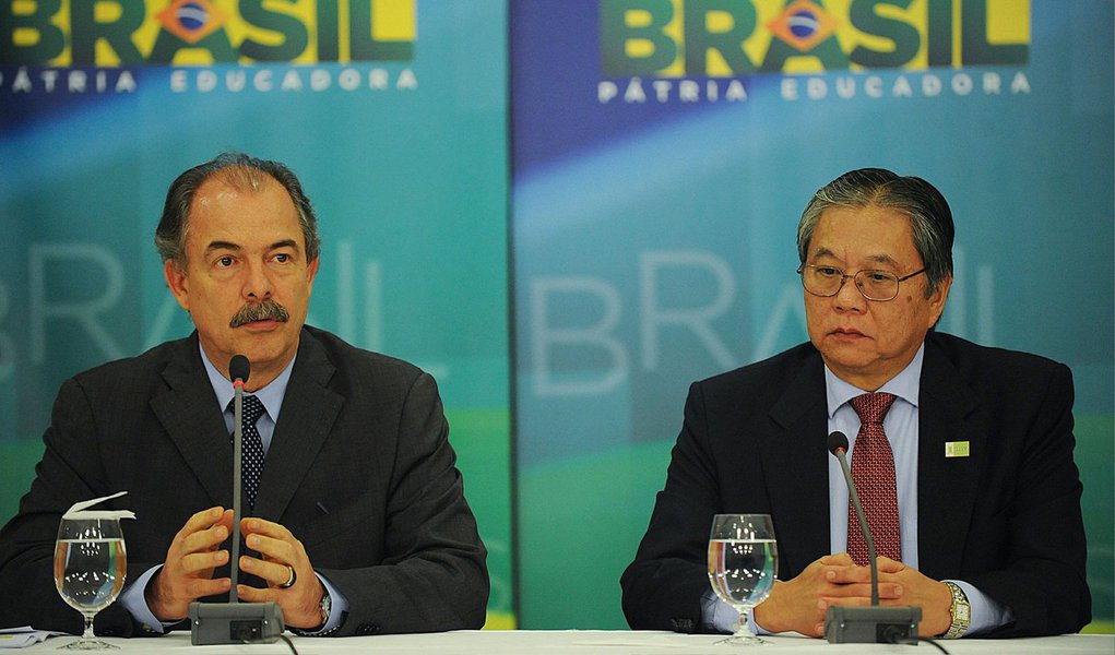O governo criou grupo de trabalho interministerial para discutir com as montadoras de automóveis incentivos ao setor automotivo e contribuições ao Plano Nacional de Exportações; o objetivo é estimular os investimentos, a competitividade e ampliar as exportações do setor, que acumula queda nas vendas nos últimos meses; decisão foi tomada nesta quarta (1º), durante reunião da presidente Dilma Rousseff com dirigentes de todas as montadoras filiadas à Associação Nacional dos Fabricantes de Veículos Automotores, além da própria Anfavea; de acordo com o presidente da Anfavea, Luiz Moan, o “caminho correto da indústria é buscar ganhos de competitividade”, aproveitando principalmente a alta do dólar, que favorece às exportações (Foto: Valter Lima) O governo criou grupo de trabalho interministerial para discutir com as montadoras de automóveis incentivos ao setor automotivo e contribuições ao Plano Nacional de Exportações; o objetivo é estimular os investimentos, a competitividade e ampliar as exportações do setor, que acumula queda nas vendas nos últimos meses; decisão foi tomada nesta quarta (1º), durante reunião da presidente Dilma Rousseff com dirigentes de todas as montadoras filiadas à Associação Nacional dos Fabricantes de Veículos Automotores, além da própria Anfavea; de acordo com o presidente da Anfavea, Luiz Moan, o “caminho correto da indústria é buscar ganhos de competitividade”, aproveitando principalmente a alta do dólar, que favorece às exportações