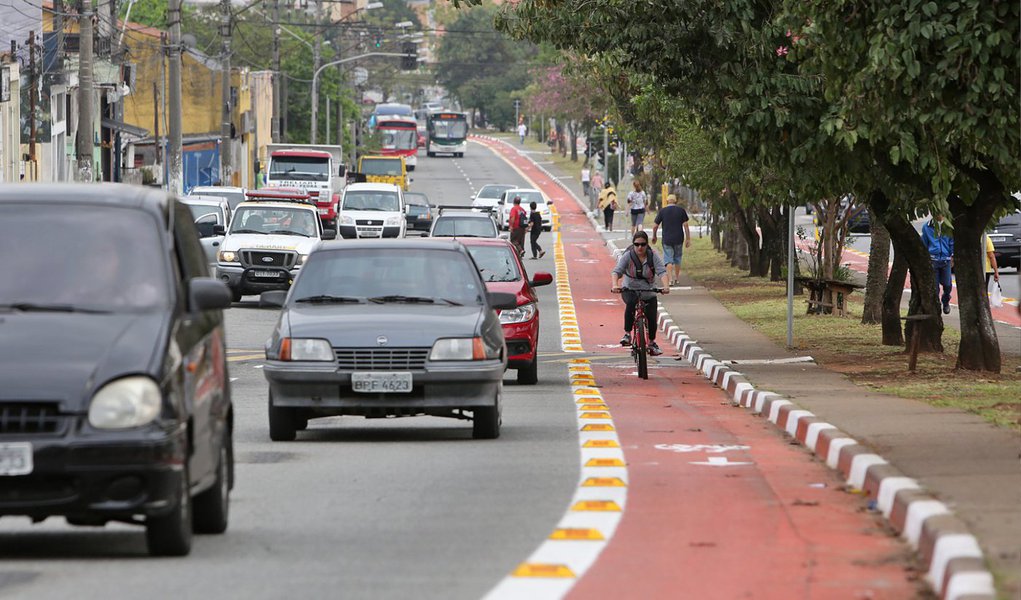 A Prefeitura de São Paulo conseguiu nesta sexta (27) suspender a decisão liminar que impedia a implementação de ciclovias na cidade; decisão é do próprio presidente do Tribunal de Justiça do Estado, Renato Nalini; ele argumentou que "falta de prévio estudo de impacto viário não é o bastante"; "Isso porque não se pode equiparar a alegação de estudo deficiente, como quer o Ministério Público, à ausência completa de prévia avaliação do impacto", afirmou o desembargador (Foto: Valter Lima) A Prefeitura de São Paulo conseguiu nesta sexta (27) suspender a decisão liminar que impedia a implementação de ciclovias na cidade; decisão é do próprio presidente do Tribunal de Justiça do Estado, Renato Nalini; ele argumentou que "falta de prévio estudo de impacto viário não é o bastante"; "Isso porque não se pode equiparar a alegação de estudo deficiente, como quer o Ministério Público, à ausência completa de prévia avaliação do impacto", afirmou o desembargador