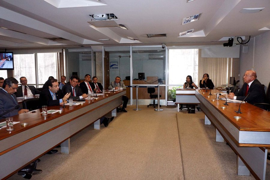 A bancada federal de Sergipe aprovou, nesta quarta-feira (26) as sugestões de emendas ao Orçamento Geral da União de 2015 apresentadas pelo Governo de Sergipe, pela Universidade Federal e pelo Ministério Público; a UFS solicitou a construção do Hospital Odontológico e o MPF indicou Lagarto e Estância para a interiorização da Procuradoria da República; quanto aos projetos do governo, o novo terminal de passageiros do Aeroporto de Aracaju e da ponte sobre o rio São Francisco foram destacadas como emendas prioritárias (Foto: Valter Lima) A bancada federal de Sergipe aprovou, nesta quarta-feira (26) as sugestões de emendas ao Orçamento Geral da União de 2015 apresentadas pelo Governo de Sergipe, pela Universidade Federal e pelo Ministério Público; a UFS solicitou a construção do Hospital Odontológico e o MPF indicou Lagarto e Estância para a interiorização da Procuradoria da República; quanto aos projetos do governo, o novo terminal de passageiros do Aeroporto de Aracaju e da ponte sobre o rio São Francisco foram destacadas como emendas prioritárias