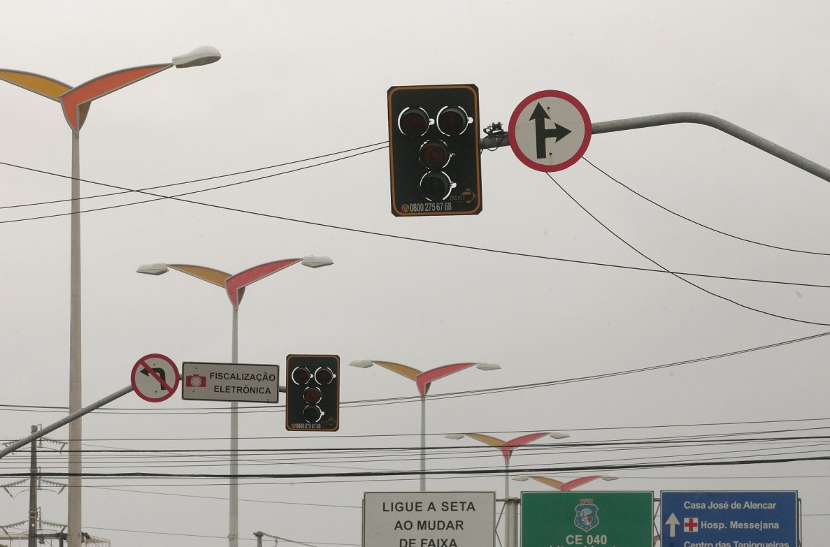 A capital cearense, Região Metropolitana e Região Norte do Estado ficaram na manhã deste sábado, 7, por cerca de duas horas sem energia elétrica. O apagão fez 60 semáforos de Fortaleza pararem de funcionar (Foto: Renata Paiva) A capital cearense, Região Metropolitana e Região Norte do Estado ficaram na manhã deste sábado, 7, por cerca de duas horas sem energia elétrica. O apagão fez 60 semáforos de Fortaleza pararem de funcionar