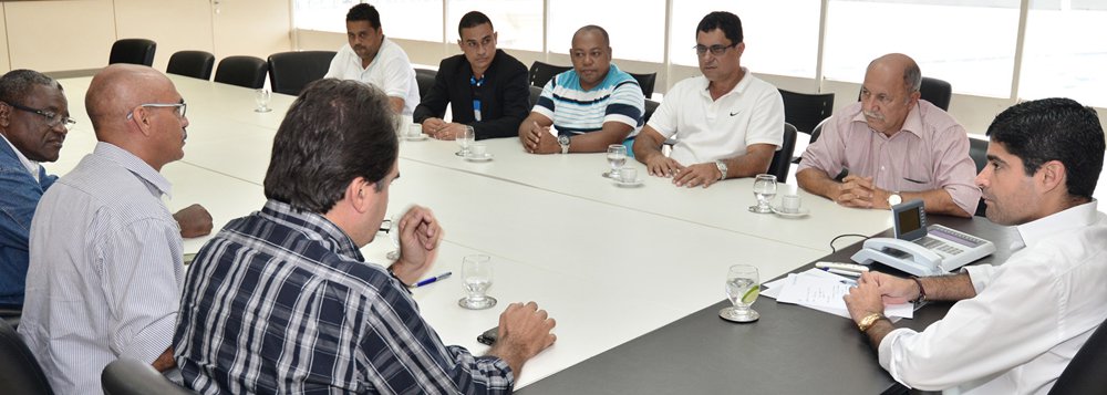 O prefeito ACM Neto se reuniu nesta sexta-feira com representantes dos trabalhadores rodoviários e fez um novo apelo para que as duas partes (empresários e empregados) cheguem a um entendimento e evitem a greve que está marcada para começar dia 20; ele disse que a cidade enfrenta muitos problemas causados pela chuva e que a população não pode ficar sem transporte público; "Nosso maior objetivo é manter a cidade funcionando normalmente e o transporte público é fundamental para que a nossa rotina não seja alterada. Estamos atentos às negociações, e confiamos que o bom senso vai prevalecer e que a população de Salvador não será prejudicada" (Foto: Romulo Faro) O prefeito ACM Neto se reuniu nesta sexta-feira com representantes dos trabalhadores rodoviários e fez um novo apelo para que as duas partes (empresários e empregados) cheguem a um entendimento e evitem a greve que está marcada para começar dia 20; ele disse que a cidade enfrenta muitos problemas causados pela chuva e que a população não pode ficar sem transporte público; "Nosso maior objetivo é manter a cidade funcionando normalmente e o transporte público é fundamental para que a nossa rotina não seja alterada. Estamos atentos às negociações, e confiamos que o bom senso vai prevalecer e que a população de Salvador não será prejudicada"