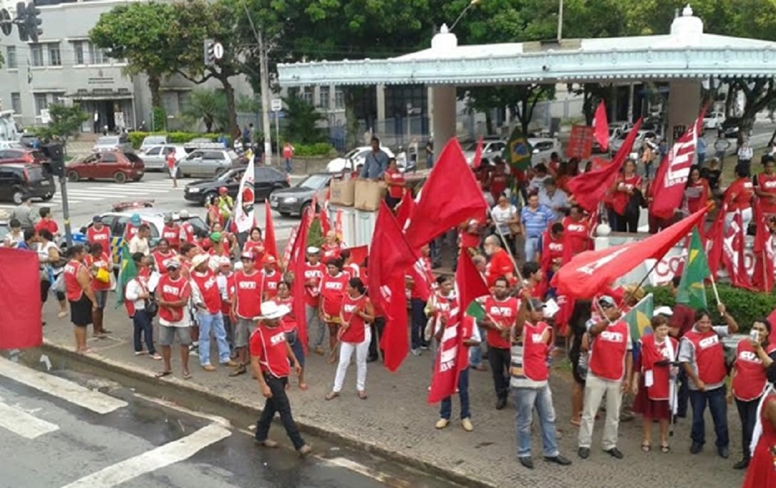 Cerca de 200 pessoas realizaram ato a favor do governo federal, na manhã desta sexta-feira, na Praça Cívica; manifestação foi organizada pela Central Única dos Trabalhadores (CUT) e ocorre em diversas cidades do país; de acordo com o portal da CUT, as pessoas vão para as ruas "defender os direitos da classe trabalhadora, a Petrobras, a democracia e uma reforma política capaz de mudar não apenas o sistema eleitoral, mas a forma de representação na sociedade brasileira" (Foto: José Barbacena) Cerca de 200 pessoas realizaram ato a favor do governo federal, na manhã desta sexta-feira, na Praça Cívica; manifestação foi organizada pela Central Única dos Trabalhadores (CUT) e ocorre em diversas cidades do país; de acordo com o portal da CUT, as pessoas vão para as ruas "defender os direitos da classe trabalhadora, a Petrobras, a democracia e uma reforma política capaz de mudar não apenas o sistema eleitoral, mas a forma de representação na sociedade brasileira"