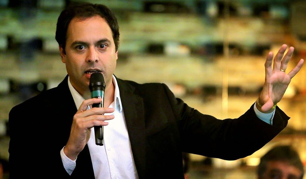 Segundo o governador de Pernambuco e vice-presidente nacional da legenda, Paulo Câmara, "o partido é favorável a qualquer expressão. Faz parte da democracia. Só espero, como governador, que seja um protesto pacífico em defesa de ideias e do Brasil. Mas não vamos convocar", disse em referência aos protestos contra a presidente Dilma Rousseff marcados para este domingo (15) (Foto: Paulo Emílio) Segundo o governador de Pernambuco e vice-presidente nacional da legenda, Paulo Câmara, "o partido é favorável a qualquer expressão. Faz parte da democracia. Só espero, como governador, que seja um protesto pacífico em defesa de ideias e do Brasil. Mas não vamos convocar", disse em referência aos protestos contra a presidente Dilma Rousseff marcados para este domingo (15)
