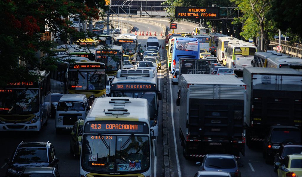 O juiz Alexandre de Carvalho Mesquita, da 3ª Vara da Fazenda Pública da Capital, negou recurso ao município do Rio de Janeiro, que pretendia anular a redução das passagens de ônibus urbanos; na semana passada, ele tinha julgado procedente o pedido de redução das passagens de ônibus, além de declarar a nulidade do decreto municipal, de dezembro do ano passado, que reajustou as passagens de R$ 3 para R$ 3,40 (Foto: Gisele Federicce) O juiz Alexandre de Carvalho Mesquita, da 3ª Vara da Fazenda Pública da Capital, negou recurso ao município do Rio de Janeiro, que pretendia anular a redução das passagens de ônibus urbanos; na semana passada, ele tinha julgado procedente o pedido de redução das passagens de ônibus, além de declarar a nulidade do decreto municipal, de dezembro do ano passado, que reajustou as passagens de R$ 3 para R$ 3,40
