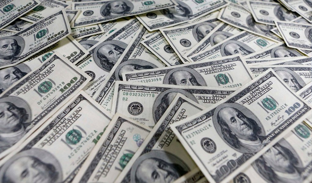 O dólar fechou em alta em relação ao real nesta quinta-feira (25), reagindo à notícia de que foi impetrado um habeas corpus preventivo na Justiça do Paraná pedindo que o ex-presidente Luiz Inácio Lula da Silva não seja preso na Operação Lava Jato; moeda norte-americana subiu 0,86%, a R$ 3,1281 na venda, mas chegou a avançar mais de 1%, a R$ 3,1339 reais, na máxima da sessão; Instituto Lula negou que tenha impetrado o habeas corpus, bem como o ex-presidente Lula; Justiça também informou que "não existe investigação em curso relativamente a condutas do excelentíssimo ex-Presidente da República Luiz Inácio Lula da Silva" (Foto: Paulo Emílio) O dólar fechou em alta em relação ao real nesta quinta-feira (25), reagindo à notícia de que foi impetrado um habeas corpus preventivo na Justiça do Paraná pedindo que o ex-presidente Luiz Inácio Lula da Silva não seja preso na Operação Lava Jato; moeda norte-americana subiu 0,86%, a R$ 3,1281 na venda, mas chegou a avançar mais de 1%, a R$ 3,1339 reais, na máxima da sessão; Instituto Lula negou que tenha impetrado o habeas corpus, bem como o ex-presidente Lula; Justiça também informou que "não existe investigação em curso relativamente a condutas do excelentíssimo ex-Presidente da República Luiz Inácio Lula da Silva"