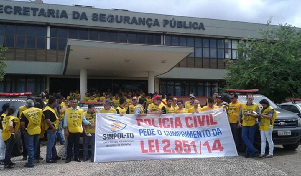 Depois de um mês de paralisação da Polícia Civil sem avanço nas reivindicações, parte da categoria decidiu obedecer a decisão da desembargadora Maysa Vendramini e já começa a retornar ao trabalho; Secretaria de Segurança Pública recebeu vários comunicados de retorno dos policiais às suas atividades e deve divulgar nesta quinta-feira, 26, um balanço da situação; entre os civis, o sentimento é o de que a categoria deve retornar ao até que o governo do Estado tenha condições financeiras de realizar o pagamento do alinhamento salarial; governo confirmou que o ponto será cortado; em Brasília, o comando da greve se reuniu com a primeira-dama e deputada federal Dulce Miranda (PMDB), para tentar a intermediação de um acordo (Foto: Aquiles Lins) Depois de um mês de paralisação da Polícia Civil sem avanço nas reivindicações, parte da categoria decidiu obedecer a decisão da desembargadora Maysa Vendramini e já começa a retornar ao trabalho; Secretaria de Segurança Pública recebeu vários comunicados de retorno dos policiais às suas atividades e deve divulgar nesta quinta-feira, 26, um balanço da situação; entre os civis, o sentimento é o de que a categoria deve retornar ao até que o governo do Estado tenha condições financeiras de realizar o pagamento do alinhamento salarial; governo confirmou que o ponto será cortado; em Brasília, o comando da greve se reuniu com a primeira-dama e deputada federal Dulce Miranda (PMDB), para tentar a intermediação de um acordo