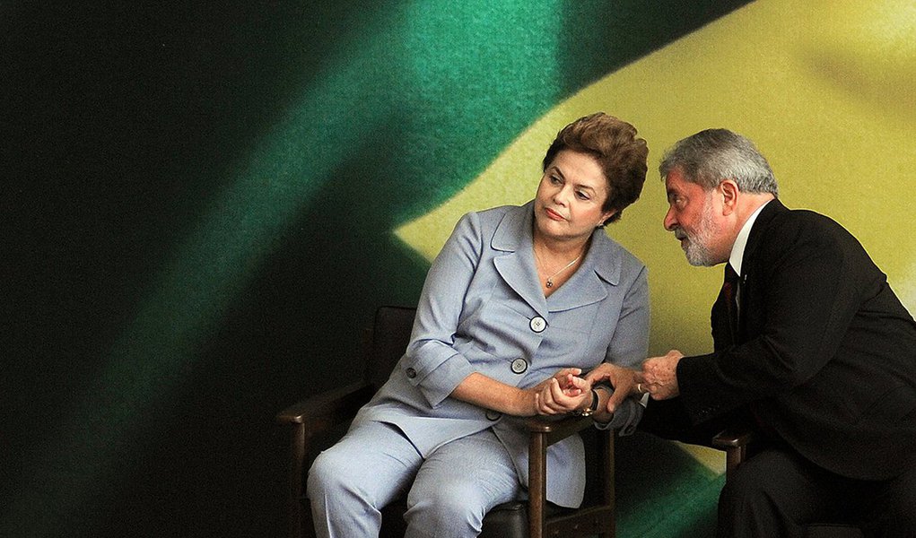 Em almoço previsto para esta terça-feira em São Paulo, presidente Dilma Rousseff deve levar ao ex-presidente agravamento da crise no Congresso com a lista de Rodrigo Janot ao STF; desde o último encontro, há um mês, Dilma multiplicou aparições públicas e tem dialogado mais com a sua base governista e com lideranças do PT; principal preocupação do Planalto é aprovar pacote de ajustes (Foto: Roberta Namour) Em almoço previsto para esta terça-feira em São Paulo, presidente Dilma Rousseff deve levar ao ex-presidente agravamento da crise no Congresso com a lista de Rodrigo Janot ao STF; desde o último encontro, há um mês, Dilma multiplicou aparições públicas e tem dialogado mais com a sua base governista e com lideranças do PT; principal preocupação do Planalto é aprovar pacote de ajustes