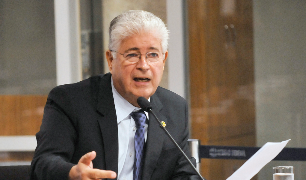 O senador Roberto Requião (PMDB) fez uma convocação contra a tentativa de retirar a obrigatoriedade de a Petrobras estar presente em todos os poços de exploração do pré-sal; de acordo com o parlamentar, o governo federal tenta vender parte da Petrobras para fazer caixa e cumprir o superávit primário; "A presidente Dilma botou pessoas do mercado que não têm nada a ver com o povo. Eles estão tentando fazer caixa, vendendo um patrimônio do povo brasileiro para que o Joaquim Levy faça superávit primário", disse Requião (Foto: Leonardo Lucena) O senador Roberto Requião (PMDB) fez uma convocação contra a tentativa de retirar a obrigatoriedade de a Petrobras estar presente em todos os poços de exploração do pré-sal; de acordo com o parlamentar, o governo federal tenta vender parte da Petrobras para fazer caixa e cumprir o superávit primário; "A presidente Dilma botou pessoas do mercado que não têm nada a ver com o povo. Eles estão tentando fazer caixa, vendendo um patrimônio do povo brasileiro para que o Joaquim Levy faça superávit primário", disse Requião