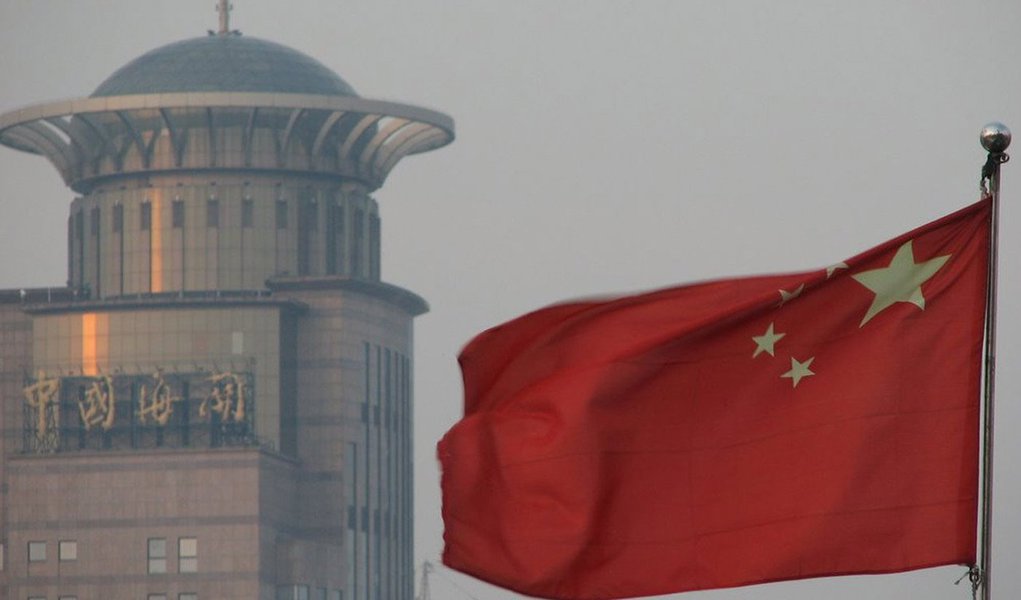 Principal parceiro comercial do Brasil, a China reduziu as importações em 20,% nos dois primeiros meses de 2015, segundo dados divugados neste domingo, 8, pela Administração Geral da Alfândega da China; por outro lado, as exportações cresceram 15% no mesmo período, o que levou o país a registrar um superávit de US$ 60,6 bilhões; "O declínio acentuado das importações destaca a fraca demanda doméstica. Por isso, esperamos que o governo adote mais medidas de política para estabilizar o crescimento econômico", disse o economista Nie Wen, da Hwabao Trust em Xangai (Foto: Aquiles Lins) Principal parceiro comercial do Brasil, a China reduziu as importações em 20,% nos dois primeiros meses de 2015, segundo dados divugados neste domingo, 8, pela Administração Geral da Alfândega da China; por outro lado, as exportações cresceram 15% no mesmo período, o que levou o país a registrar um superávit de US$ 60,6 bilhões; "O declínio acentuado das importações destaca a fraca demanda doméstica. Por isso, esperamos que o governo adote mais medidas de política para estabilizar o crescimento econômico", disse o economista Nie Wen, da Hwabao Trust em Xangai