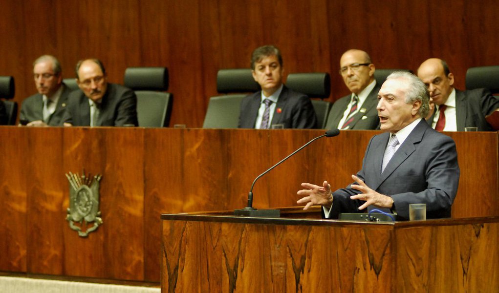 Vice-presidente da República defendeu que seu partido tenha uma participação mais efetiva na definição das políticas públicas do governo Dilma; durante seminário sobre a reforma política em Porto Alegre, Michel Temer afirmou que a legenda já aumentou sua influência sobre o conselho político, mas, de acordo com ele, pode ser necessária uma repactuação do papel do PMDB (Foto: Leonardo Lucena) Vice-presidente da República defendeu que seu partido tenha uma participação mais efetiva na definição das políticas públicas do governo Dilma; durante seminário sobre a reforma política em Porto Alegre, Michel Temer afirmou que a legenda já aumentou sua influência sobre o conselho político, mas, de acordo com ele, pode ser necessária uma repactuação do papel do PMDB