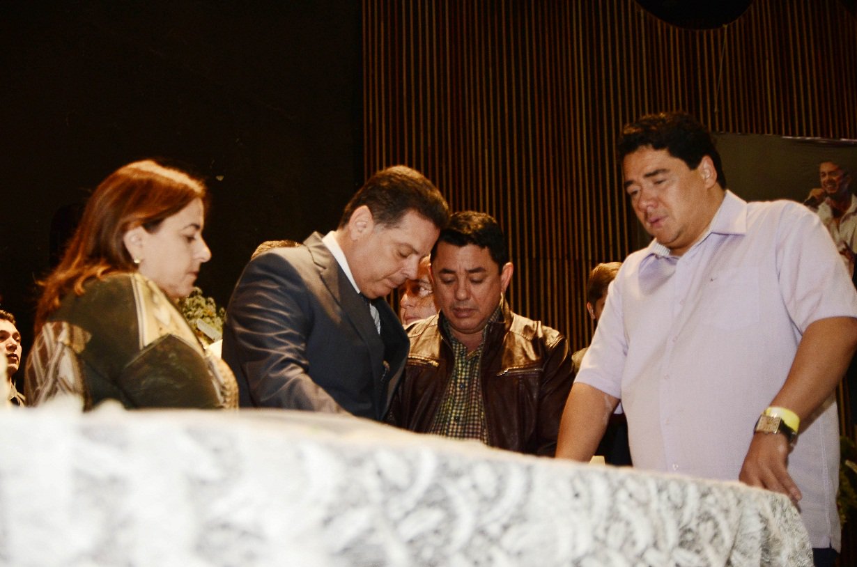 Governador esteve no velório do cantor na manhã desta quinta-feira e prestou solidariedade aos familiares e amigos do artista, que morreu ontem após acidente na BR-153; "Goiás, todos nós goianos, temos a memória do Cristiano para preservar. O Cristiano faleceu, mas a história dele e a música ficarão para sempre", disse Marconi; governador decretou luto oficial de três dias no Estado; o corpo será enterrado no cemitério Jardim das Palmeiras, em Goiânia, nesta quinta (Foto: José Barbacena) Governador esteve no velório do cantor na manhã desta quinta-feira e prestou solidariedade aos familiares e amigos do artista, que morreu ontem após acidente na BR-153; "Goiás, todos nós goianos, temos a memória do Cristiano para preservar. O Cristiano faleceu, mas a história dele e a música ficarão para sempre", disse Marconi; governador decretou luto oficial de três dias no Estado; o corpo será enterrado no cemitério Jardim das Palmeiras, em Goiânia, nesta quinta