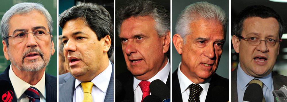 Um dia depois de o PSDB recorrer ao Supremo contra a tentativa do governo de alterar a meta fiscal, líderes da oposição na Câmara foram hoje à Corte para pedir a suspensão da tramitação do projeto que altera a Lei de Diretrizes Orçamentárias (LDO) no Congresso; assinam o documento os líderes do PSDB, Antonio Imbassahy (BA), do DEM, Mendonça Filho (PE), da Minoria no Congresso, deputado Ronaldo Caiado (DEM-GO), do PPS, Rubens Bueno (PR), e do PSB, Beto Albuquerque (RS); eles também acusam a presidente de enviar mensagem contendo "informações falsas ou inválidas" à Comissão Mista de Orçamento (Foto: Leonardo Araújo) Um dia depois de o PSDB recorrer ao Supremo contra a tentativa do governo de alterar a meta fiscal, líderes da oposição na Câmara foram hoje à Corte para pedir a suspensão da tramitação do projeto que altera a Lei de Diretrizes Orçamentárias (LDO) no Congresso; assinam o documento os líderes do PSDB, Antonio Imbassahy (BA), do DEM, Mendonça Filho (PE), da Minoria no Congresso, deputado Ronaldo Caiado (DEM-GO), do PPS, Rubens Bueno (PR), e do PSB, Beto Albuquerque (RS); eles também acusam a presidente de enviar mensagem contendo "informações falsas ou inválidas" à Comissão Mista de Orçamento