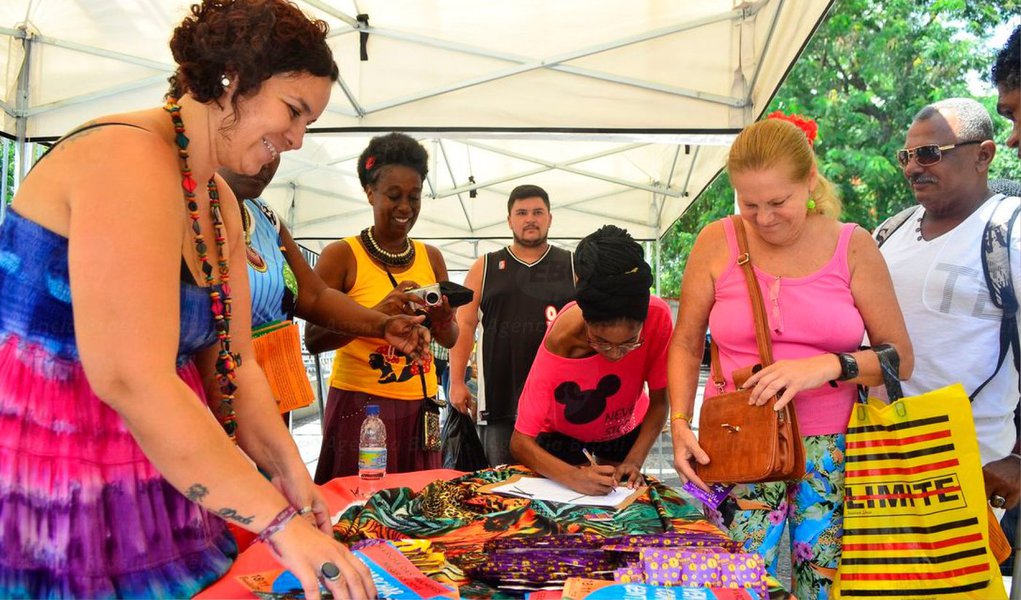 Mulheres negras no Rio de Janeiro promovem atividades na Central do Brasil, no centro da cidade; reunindo ativistas de vários municípios, o movimento chama atenção de quem passa pelo local para as desvantagens do racismo e do sexismo na dia a dia; o objetivo do movimento é provocar – nas pessoas que passam pelo local - uma reflexão sobre o preconceito racial e divulgar a Marcha das Mulheres Negras 2015, uma caminhada que será realizada dia 18 de novembro, em Brasília
(Foto: Leonardo Lucena) Mulheres negras no Rio de Janeiro promovem atividades na Central do Brasil, no centro da cidade; reunindo ativistas de vários municípios, o movimento chama atenção de quem passa pelo local para as desvantagens do racismo e do sexismo na dia a dia; o objetivo do movimento é provocar – nas pessoas que passam pelo local - uma reflexão sobre o preconceito racial e divulgar a Marcha das Mulheres Negras 2015, uma caminhada que será realizada dia 18 de novembro, em Brasília