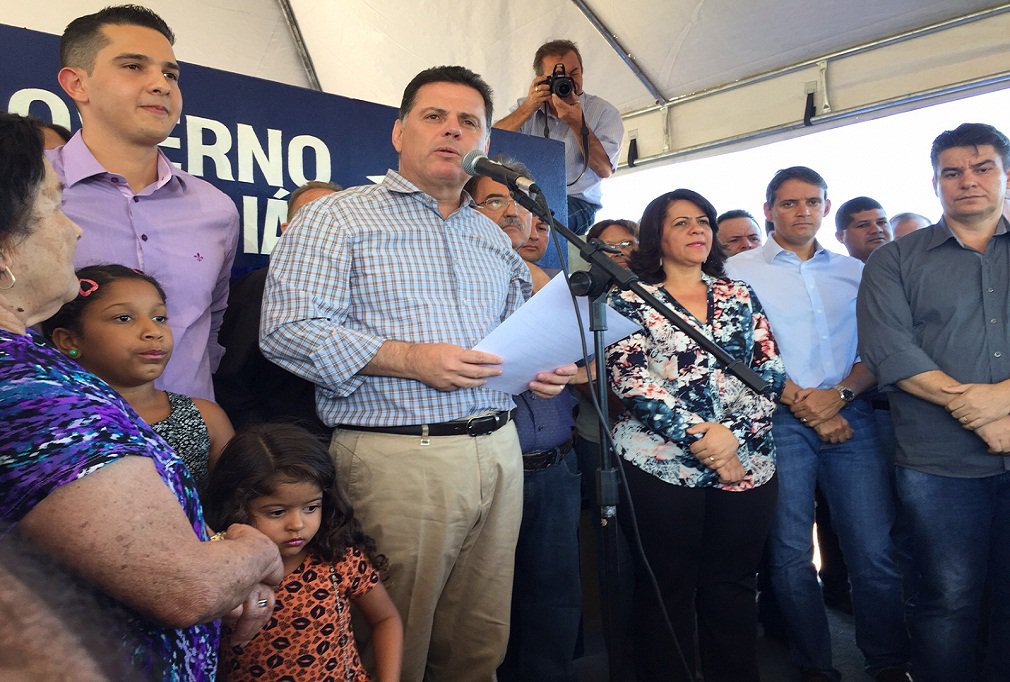 Solange Abadia, prefeita de Uruaçu, afirmou, em solenidade de inauguração de trecho da GO-237, que o governador Marconi Perillo administra o Estado acima das diferenças partidárias e segue o preceito de governar como um estadista; ela agradeceu as obras realizadas pelo governo estadual, como a construção do Hospital Regional de Uruaçu e uma Escola Padrão Século 21; "Participei da inauguração da Ferrovia Norte-Sul, lá em Anápolis, e naquela oportunidade, o senhor fez um discurso muito feliz e sincero e com um sentimento de verdadeiro estadista que sei que o senhor o é" (Foto: José Barbacena) Solange Abadia, prefeita de Uruaçu, afirmou, em solenidade de inauguração de trecho da GO-237, que o governador Marconi Perillo administra o Estado acima das diferenças partidárias e segue o preceito de governar como um estadista; ela agradeceu as obras realizadas pelo governo estadual, como a construção do Hospital Regional de Uruaçu e uma Escola Padrão Século 21; "Participei da inauguração da Ferrovia Norte-Sul, lá em Anápolis, e naquela oportunidade, o senhor fez um discurso muito feliz e sincero e com um sentimento de verdadeiro estadista que sei que o senhor o é"