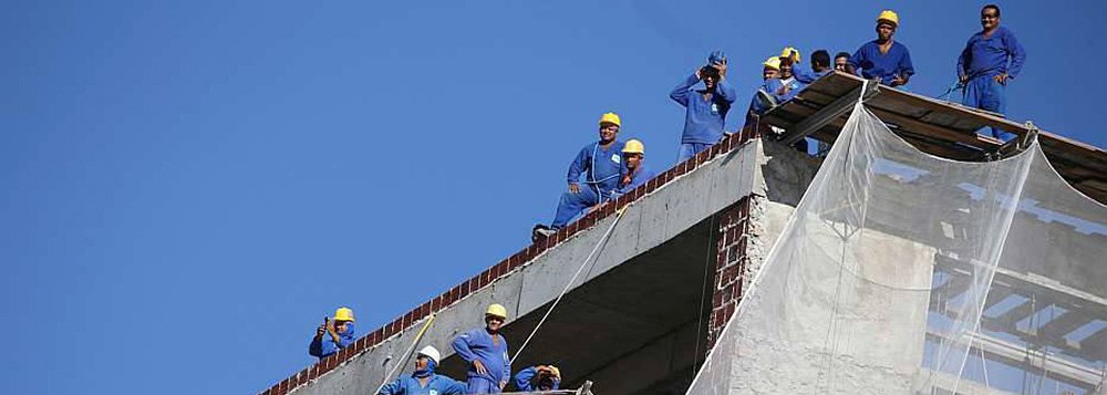 Além das seis empresas citadas na Operação Lava Jato, a Odebrecht, Andrade Gutierrez, Alumini Engenharia e Promon Engenharia serão acionadas por suspeita de corrupção em contratos firmados com a Petrobras; elas correm o risco de serem declaradas inidôneas e perder o direito de fechar novos negócios com a administração pública; além disso, segundo a Lei Anticorrupção, podem pagar multa entre 0,1% e 20% relativa ao faturamento – e ainda ter de devolver aos cofres públicos o dinheiro desviado (Foto: Roberta Namour) Além das seis empresas citadas na Operação Lava Jato, a Odebrecht, Andrade Gutierrez, Alumini Engenharia e Promon Engenharia serão acionadas por suspeita de corrupção em contratos firmados com a Petrobras; elas correm o risco de serem declaradas inidôneas e perder o direito de fechar novos negócios com a administração pública; além disso, segundo a Lei Anticorrupção, podem pagar multa entre 0,1% e 20% relativa ao faturamento – e ainda ter de devolver aos cofres públicos o dinheiro desviado