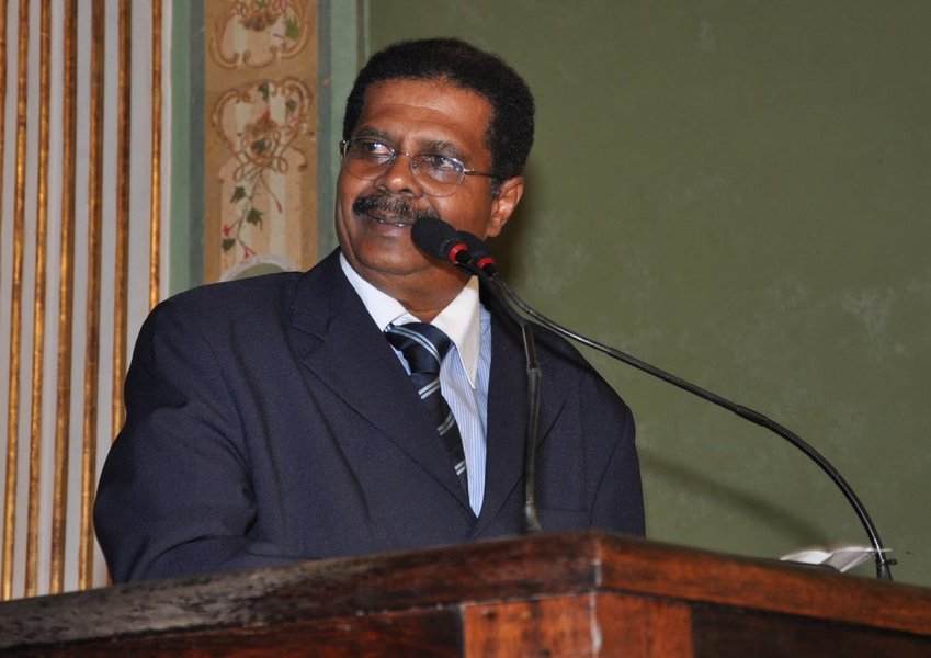 Com apenas um vereador na atual legislatura da Câmara Municipal, o PDT tem sido cobiçado por parlamentares sem partido e insatisfeitos com suas legendas para garantir suas candidaturas nas eleições de 2016; presidente do PDT em Salvador, o vereador Odiosvaldo Vigas afirma que não tem nenhuma objeção pessoal contra nenhum dos vereadores, mas pondera que o PDT vai analisar caso a caso os que realmente queiram entrar no partido; "O que discutimos aqui é o compromisso que qualquer pessoa precisa ter para entrar no PDT. Não vamos aceitar de jeito nenhum vereador que queira vir para nosso partido apenas para ter legenda para as eleições do ano que vem e depois saiam após a eleição ou então tenham posicionamento divergente e não levantar nossas bandeiras" (Foto: Romulo Faro) Com apenas um vereador na atual legislatura da Câmara Municipal, o PDT tem sido cobiçado por parlamentares sem partido e insatisfeitos com suas legendas para garantir suas candidaturas nas eleições de 2016; presidente do PDT em Salvador, o vereador Odiosvaldo Vigas afirma que não tem nenhuma objeção pessoal contra nenhum dos vereadores, mas pondera que o PDT vai analisar caso a caso os que realmente queiram entrar no partido; "O que discutimos aqui é o compromisso que qualquer pessoa precisa ter para entrar no PDT. Não vamos aceitar de jeito nenhum vereador que queira vir para nosso partido apenas para ter legenda para as eleições do ano que vem e depois saiam após a eleição ou então tenham posicionamento divergente e não levantar nossas bandeiras"
