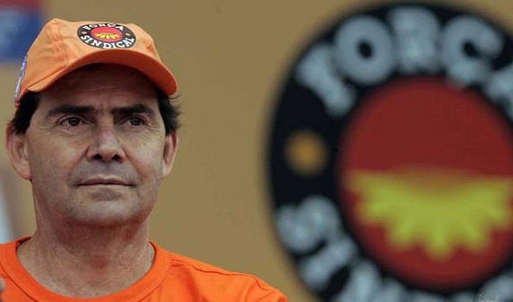 Segunda maior central sindical do Brasil e defensora da proposta que amplia a terceirização das contratações, a Força Sindical, do deputado Paulo Pereira (SD), foi condenada nesta semana pelo Tribunal Superior do Trabalho (TST) a reconhecer o vínculo empregatício com um ex-coordenador do Centro de Solidariedade ao Trabalhador (CST), administrada pela entidade; "Por mais de oito anos, a central sindical terceirizou mão de obra, e esse trabalhador foi contratado por distintas cooperativas ao longo desses anos", afirmou o relator do recurso, ministro João Oreste Dalazen (Foto: Aquiles Lins) Segunda maior central sindical do Brasil e defensora da proposta que amplia a terceirização das contratações, a Força Sindical, do deputado Paulo Pereira (SD), foi condenada nesta semana pelo Tribunal Superior do Trabalho (TST) a reconhecer o vínculo empregatício com um ex-coordenador do Centro de Solidariedade ao Trabalhador (CST), administrada pela entidade; "Por mais de oito anos, a central sindical terceirizou mão de obra, e esse trabalhador foi contratado por distintas cooperativas ao longo desses anos", afirmou o relator do recurso, ministro João Oreste Dalazen