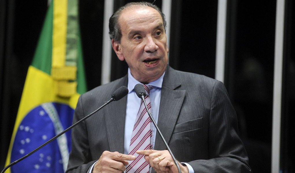 Batendo na tecla do 'maior estelionato eleitoral da história', tocada por Aécio Neves, ex-parceiro de chapa Aloysio Nunes (PSDB-SP) cumpre promessa de recusar diálogo e joga na ofensiva; "Dilma mentiu sobre as contas do governo", acusou ele, nesta tarde, em discurso no Senado; ele comparou o discurso da presidente na campanha e ao registro de déficit primário de R$ 25 bilhões em setembro; senador também ressaltou que a inflação não está sob controle e acusou o governo de omitir informações negativas antes das eleições; PSDB segue atuando como se houvesse, neste momento, um terceiro turno eleitoral (Foto: Aline Lima) www.brasil247.com - Batendo na tecla do 'maior estelionato eleitoral da história', tocada por Aécio Neves, ex-parceiro de chapa Aloysio Nunes (PSDB-SP) cumpre promessa de recusar diálogo e joga na ofensiva; "Dilma mentiu sobre as contas do governo", acusou ele, nesta tarde, em discurso no Senado; ele comparou o discurso da presidente na campanha e ao registro de déficit primário de R$ 25 bilhões em setembro; senador também ressaltou que a inflação não está sob controle e acusou o governo de omitir informações negativas antes das eleições; PSDB segue atuando como se houvesse, neste momento, um terceiro turno eleitoral