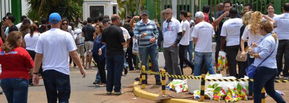 Crriado em 2004, o exame avalia o rendimento dos estudantes dos cursos de graduação em relação ao conteúdo programático, suas habilidades e competências e é usado pelo Instituto Nacional de Estudos e Pesquisas Educacionais Anísio Teixeira (Inep) para compor índices que medem a qualidade de cursos e instituições de ensino superior; estudantes ouvidos pela Agência Brasil, neste domingo, porém, dizem não sentir na prática a finalidade teórica da prova (Foto: Romulo Faro) Crriado em 2004, o exame avalia o rendimento dos estudantes dos cursos de graduação em relação ao conteúdo programático, suas habilidades e competências e é usado pelo Instituto Nacional de Estudos e Pesquisas Educacionais Anísio Teixeira (Inep) para compor índices que medem a qualidade de cursos e instituições de ensino superior; estudantes ouvidos pela Agência Brasil, neste domingo, porém, dizem não sentir na prática a finalidade teórica da prova