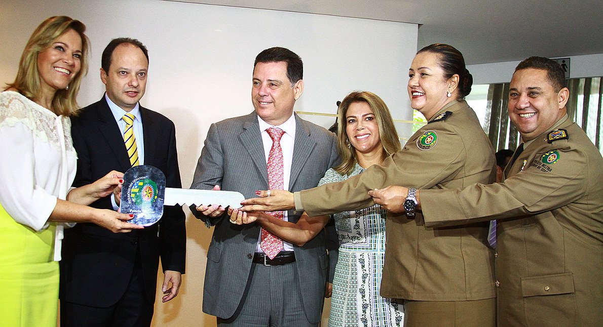 Em comemoração ao Mês da Mulher, o governador Marconi Perillo lançou nesta terça-feira a "Patrulha Maria da Penha"; unidade é composta por equipes de policiais militares femininas que irão promover o atendimento qualificado às ocorrências de violência doméstica e familiar; projeto piloto será implantado na região Noroeste de Goiânia, que tem registrado altos índices de casos de violência contra a mulher; posteriormente, a Patrulha Maria da Penha será ampliada para atender outros bairros da Capital, além de outros municípios do Estado (Foto: José Barbacena) Em comemoração ao Mês da Mulher, o governador Marconi Perillo lançou nesta terça-feira a "Patrulha Maria da Penha"; unidade é composta por equipes de policiais militares femininas que irão promover o atendimento qualificado às ocorrências de violência doméstica e familiar; projeto piloto será implantado na região Noroeste de Goiânia, que tem registrado altos índices de casos de violência contra a mulher; posteriormente, a Patrulha Maria da Penha será ampliada para atender outros bairros da Capital, além de outros municípios do Estado