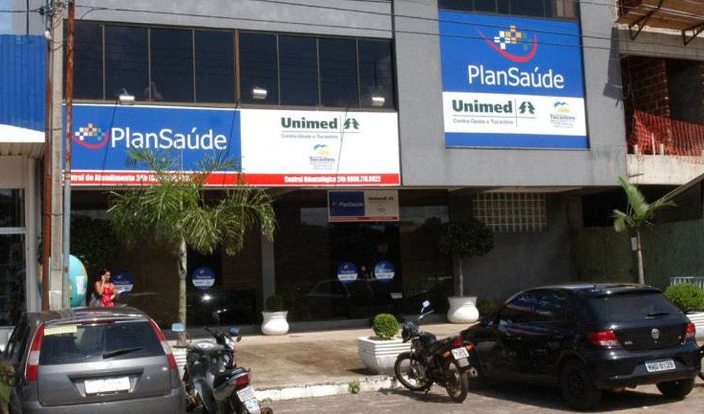 Ação Civil Pública ajuizada pelo Ministério Público Estadual contra o governo do Estado e a Unimed Centro-Oeste Tocantins para que restabeleçam atendimentos do Plansaúde em Imperatriz (MA), cidade onde são assistidos os servidores públicos que residem na região do Bico do Papagaio; serviços do plano de saúde foram suspensos sem prévia comunicação aos usuários; ação requer liminar que obrigue o Estado do Tocantins e a Unimed a reiniciar atendimentos em no máximo de 10 dias, sob pena do pagamento de multa diária no valor de R$ 5 mil, que deve recair sobre a pessoa do governador do Estado, Sandoval Cardoso (SD) (Foto: Aquiles Lins) Ação Civil Pública ajuizada pelo Ministério Público Estadual contra o governo do Estado e a Unimed Centro-Oeste Tocantins para que restabeleçam atendimentos do Plansaúde em Imperatriz (MA), cidade onde são assistidos os servidores públicos que residem na região do Bico do Papagaio; serviços do plano de saúde foram suspensos sem prévia comunicação aos usuários; ação requer liminar que obrigue o Estado do Tocantins e a Unimed a reiniciar atendimentos em no máximo de 10 dias, sob pena do pagamento de multa diária no valor de R$ 5 mil, que deve recair sobre a pessoa do governador do Estado, Sandoval Cardoso (SD)
