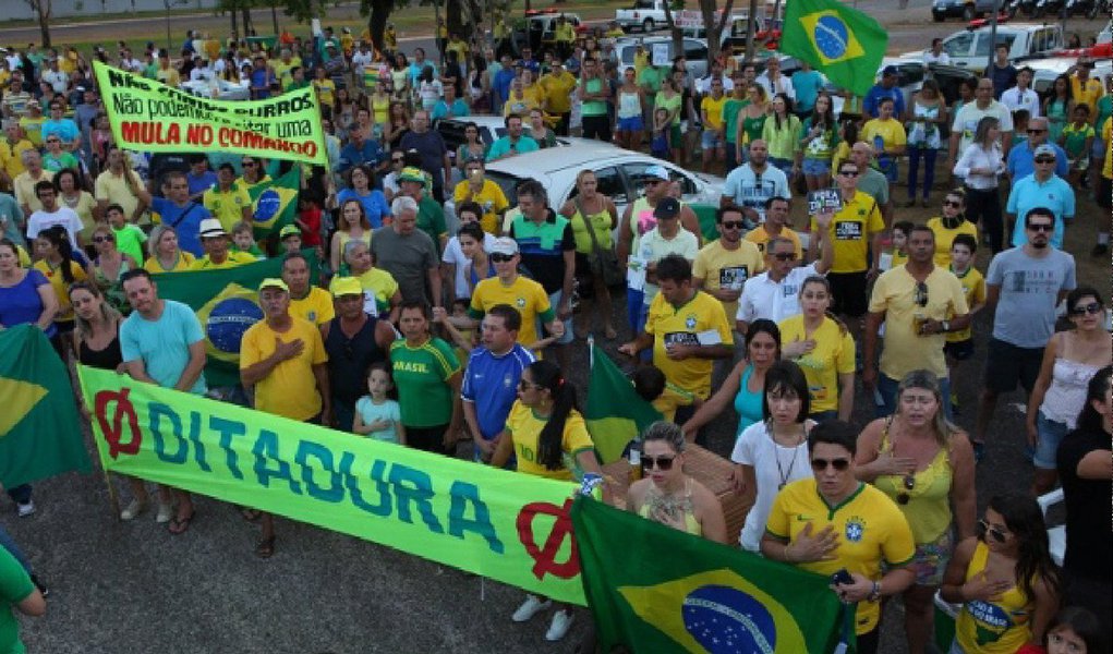 Os protestos contra o governo da presidente Dilma Rousseff que ocorreram em todos os estados brasileiros nesse domingo, 16, reuniram 400 pessoas em Palmas, segundo estimativa da Polícia Militar; já para os organizadores do evento, aproximadamente 700 pessoas estiveram presentes; maioria dos participantes, vestidos com as cores verde e amarelo, protestava contra a corrupção, a alta dos custos da energia e combustível e as elevações dos impostos e juros; estado também registrou atos em Gurupi e Araguaína; próximo protesto está previsto para ocorrer no dia 7 de setembro, comemoração da Independência do Brasil, tendo como tema a defesa da soberania nacional (Foto: Aquiles Lins) Os protestos contra o governo da presidente Dilma Rousseff que ocorreram em todos os estados brasileiros nesse domingo, 16, reuniram 400 pessoas em Palmas, segundo estimativa da Polícia Militar; já para os organizadores do evento, aproximadamente 700 pessoas estiveram presentes; maioria dos participantes, vestidos com as cores verde e amarelo, protestava contra a corrupção, a alta dos custos da energia e combustível e as elevações dos impostos e juros; estado também registrou atos em Gurupi e Araguaína; próximo protesto está previsto para ocorrer no dia 7 de setembro, comemoração da Independência do Brasil, tendo como tema a defesa da soberania nacional
