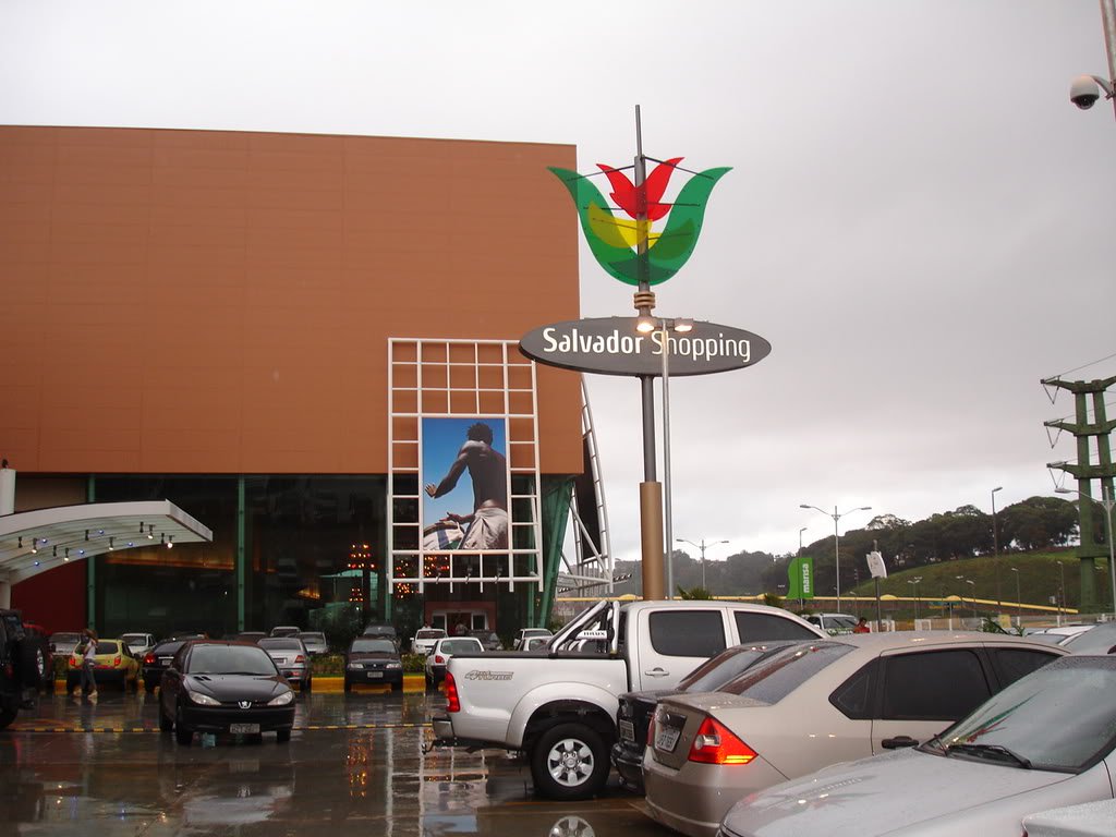 Os shoppings de Salvador estão prontos para iniciar a cobrança pelo uso do estacionamento ainda no início de dezembro; ideia, contudo, enfrenta resistências; a primeira delas é que nenhum estabelecimento quer implementar a medida isoladamente e a dificuldade é acertar uma data comum nesta época de Natal, quando o setor aposta suas fichas para reverter um 2014 tido como 'difícil'; acordo entre a maioria dos estabelecimentos estabeleceu o preço de R$ 6 para as duas primeiras horas; as horas seguintes seriam cobradas por fração (Foto: Romulo Faro) Os shoppings de Salvador estão prontos para iniciar a cobrança pelo uso do estacionamento ainda no início de dezembro; ideia, contudo, enfrenta resistências; a primeira delas é que nenhum estabelecimento quer implementar a medida isoladamente e a dificuldade é acertar uma data comum nesta época de Natal, quando o setor aposta suas fichas para reverter um 2014 tido como 'difícil'; acordo entre a maioria dos estabelecimentos estabeleceu o preço de R$ 6 para as duas primeiras horas; as horas seguintes seriam cobradas por fração