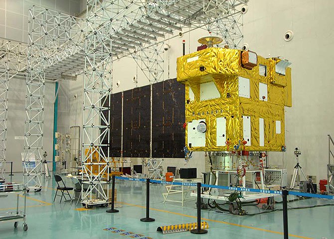 Mais novo satélite de uma parceria entre o Brasil e a China que começou no final da década de 1980, o CBERS-4 teve 50% de seus componentes fabricados no Brasil (Foto: Mauro Santayanna) Mais novo satélite de uma parceria entre o Brasil e a China que começou no final da década de 1980, o CBERS-4 teve 50% de seus componentes fabricados no Brasil