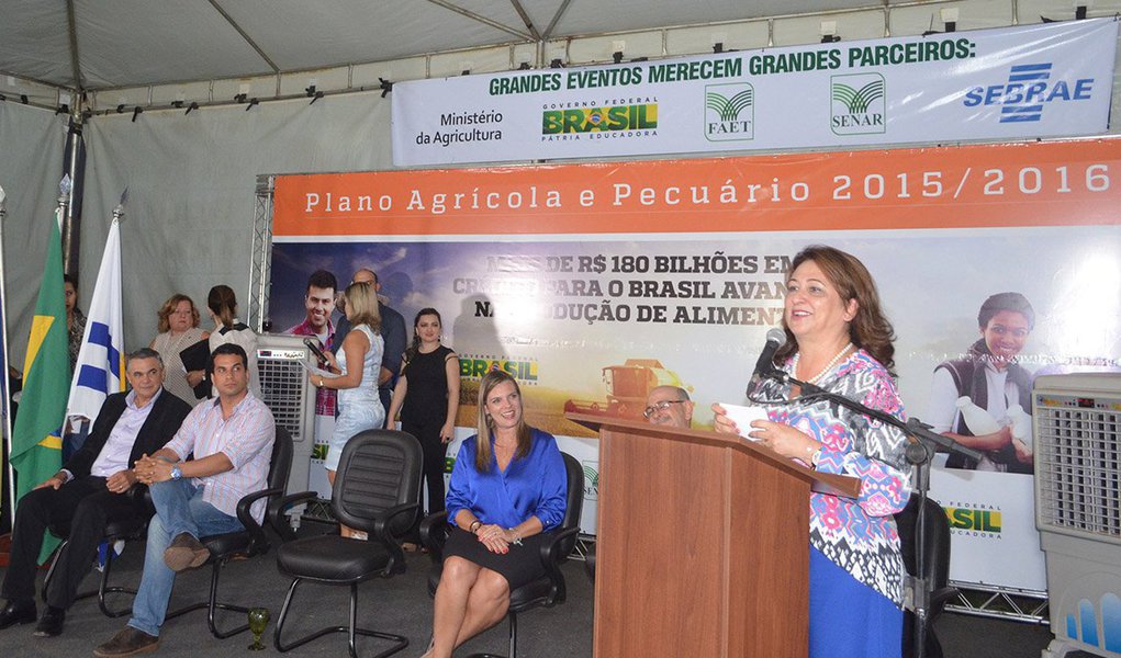 Ministra da Agricultura, Kátia Abreu, anunciou na noite dessa quinta-feira, 25, para um público de cerca de 80 prefeitos, 500 produtores rurais, presidentes de sindicatos e Secretários de Estado o Plano Safra 2015; Kátia anunciou a destinação de recursos para construção da Central de Abastecimento (Ceasa), na Capital, na ordem de R$ 15 milhões, um armazém da Conab em Gurupi, a instalação de um núcleo da Embrapa Floresta em Araguaína, além da construção de 10 mil km de estradas vicinais nos municípios; "Nos próximos meses já estaremos mudando a situação econômica do país com a produção alterando nossa balança comercial", disse (Foto: Aquiles Lins) Ministra da Agricultura, Kátia Abreu, anunciou na noite dessa quinta-feira, 25, para um público de cerca de 80 prefeitos, 500 produtores rurais, presidentes de sindicatos e Secretários de Estado o Plano Safra 2015; Kátia anunciou a destinação de recursos para construção da Central de Abastecimento (Ceasa), na Capital, na ordem de R$ 15 milhões, um armazém da Conab em Gurupi, a instalação de um núcleo da Embrapa Floresta em Araguaína, além da construção de 10 mil km de estradas vicinais nos municípios; "Nos próximos meses já estaremos mudando a situação econômica do país com a produção alterando nossa balança comercial", disse