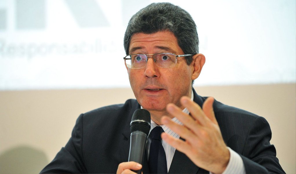 O corte de gastos públicos posto em prática neste ano não corre o risco de aprofundar a recessão econômica e criar um quadro semelhante ao das economias europeias, disse o ministro da Fazenda, Joaquim Levy; "A Europa é completamente diferente do Brasil. Lá, não tem inflação. Já mostra diferença. Aqui, tínhamos excesso de demanda, não escassez de demanda", explicou (Foto: Paulo Emílio) O corte de gastos públicos posto em prática neste ano não corre o risco de aprofundar a recessão econômica e criar um quadro semelhante ao das economias europeias, disse o ministro da Fazenda, Joaquim Levy; "A Europa é completamente diferente do Brasil. Lá, não tem inflação. Já mostra diferença. Aqui, tínhamos excesso de demanda, não escassez de demanda", explicou
