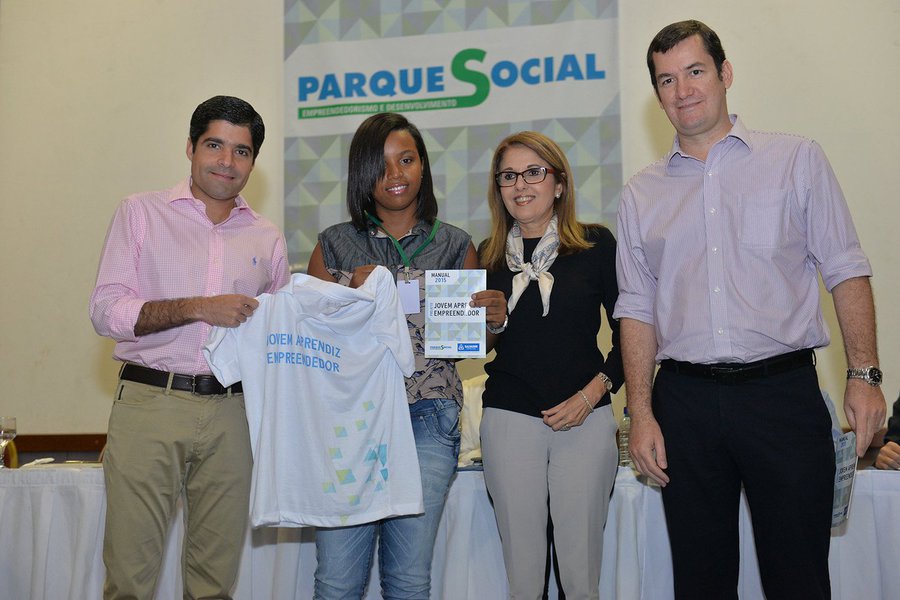 Em aula inaugural de 2015 do projeto 'Jovem Aprendiz Empreendedor' nesta segunda-feira, o prefeito ACM Neto entregou os certificados dos concluintes da edição 2014 da iniciativa e destacou o caráter democrático do programa, que permite participação de jovens de diversos bairros; "A troca de experiência profissional vai possibilitar também a troca de experiência de vida de cada um que vive nesses bairros. É uma oportunidade de que todos possam avaliar a própria vocação, com formação ética e humana para que possam se tornar depois cidadãos conscientes dos direitos e deveres", disse o democrata (Foto: Romulo Faro) Em aula inaugural de 2015 do projeto 'Jovem Aprendiz Empreendedor' nesta segunda-feira, o prefeito ACM Neto entregou os certificados dos concluintes da edição 2014 da iniciativa e destacou o caráter democrático do programa, que permite participação de jovens de diversos bairros; "A troca de experiência profissional vai possibilitar também a troca de experiência de vida de cada um que vive nesses bairros. É uma oportunidade de que todos possam avaliar a própria vocação, com formação ética e humana para que possam se tornar depois cidadãos conscientes dos direitos e deveres", disse o democrata