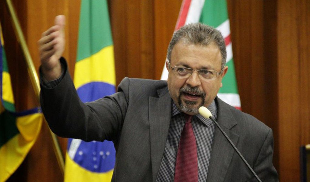 Voz mais crítica da gestão do prefeito Paulo Garcia (PT), vereador Elias Vaz (PSB) vai presidir a CCJ, comissão técnica mais importante da Casa; Comissão Mista fica sob comando do tucano Thiago Albernaz; oposicionistas afirmam que vão fazer uma gestão responsável à frente das comissões, abrindo espaço para aquilo que consideram o papel da Câmara: debater os projetos em profundidade e abrir espaço para manifestação da sociedade; nova conformação implicará em um esforço de diálogo por parte do prefeito Garcia, acusado de manter uma relação obtusa com os vereadores (Foto: Realle Palazzo-Martini) Voz mais crítica da gestão do prefeito Paulo Garcia (PT), vereador Elias Vaz (PSB) vai presidir a CCJ, comissão técnica mais importante da Casa; Comissão Mista fica sob comando do tucano Thiago Albernaz; oposicionistas afirmam que vão fazer uma gestão responsável à frente das comissões, abrindo espaço para aquilo que consideram o papel da Câmara: debater os projetos em profundidade e abrir espaço para manifestação da sociedade; nova conformação implicará em um esforço de diálogo por parte do prefeito Garcia, acusado de manter uma relação obtusa com os vereadores